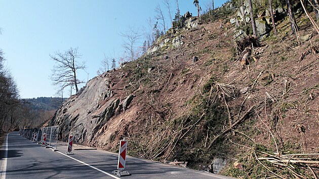 Kvli havarijnmu stavu skalnho masivu je uzavena silnice vedouc podl Bezov. Uzavena je v seku mezi obma odbokami do obce.