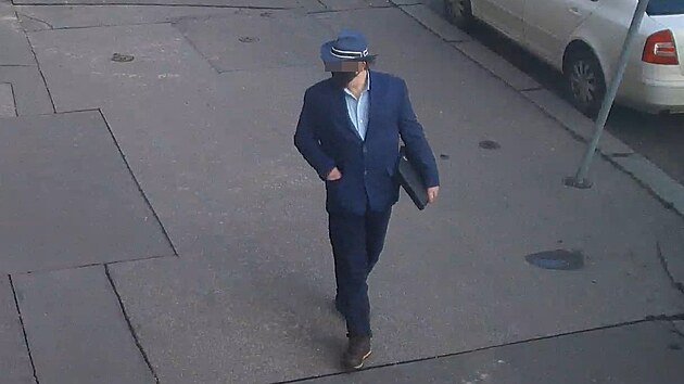 Policist� zadr�eli �est lid�, kte�� se v p�evlec�ch vyd�vali za klienty bank.