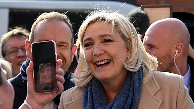 Marine Le Penov pi setkn s volii ve mst Hnin-Beaumont na severu Francie (2. bezna 2022)