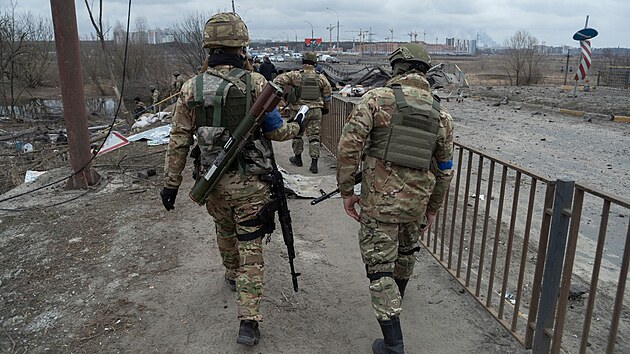 Ukrajint vojci v Irpini (13. bezna 2022)