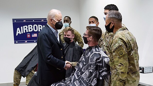Joe Biden zdrav� p��slu�n�ky 82. v�sadkov� divize Spojen�ch st�t� americk�ch v polsk� Jasionce. (25. b�ezna 2022)