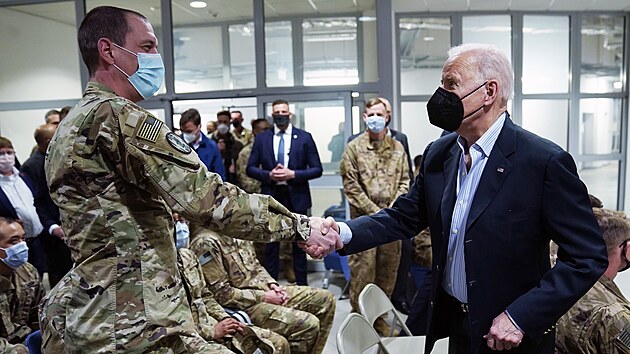 Joe Biden zdrav pslunky 82. vsadkov divize Spojench stt americkch v polsk Jasionce. (25. bezna 2022)