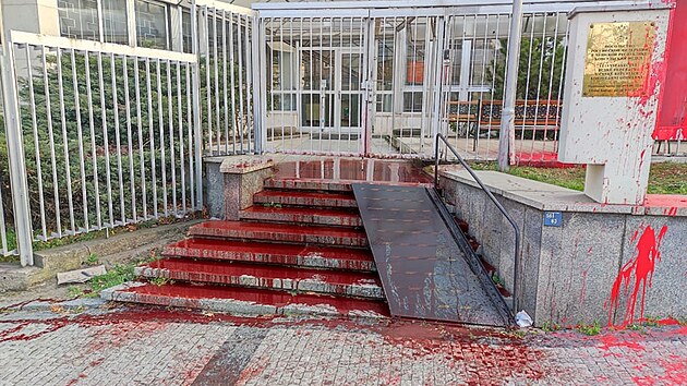 Aktivist ze skupiny Dekomunist polili schody ruskho velvyslanectv v Praze umlou krv. (26. bezna 2022)