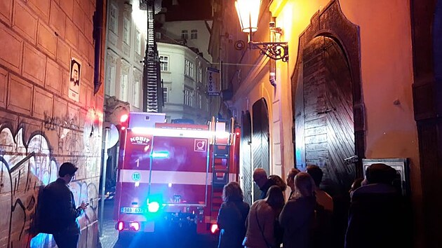 V noci na nedli se kvli poru skladu v hotelu v centru Prahy muselo evakuovat 220 lid. (27. bezna 2022)