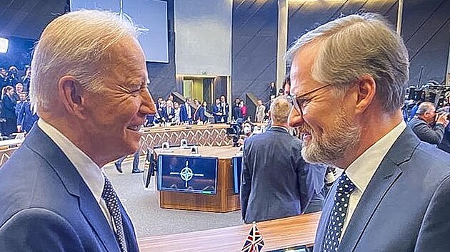 Předseda vlády Petr Fiala (vpravo) se na summitu NATO v Bruselu setkal s americkým prezidentem Joe Bidenem. (24. března 2022)