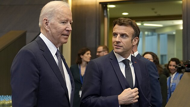Americk� prezident Joe Biden a francouzsk� prezident Emmanuel Macron na summitu NATO v Bruselu. (24. b�ezna 2022)