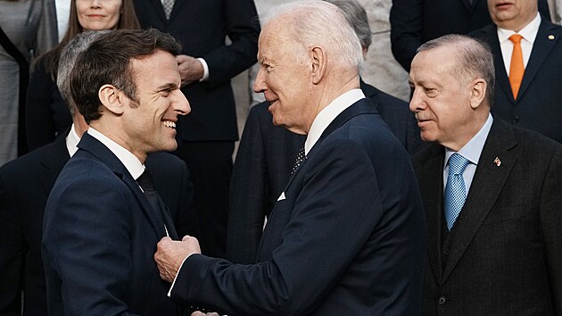Ldi zem stt NATO na summitu v Bruselu. V poped Emmanuel Macron se zdrav s Joe Bidenem. (24. bezna 2022)