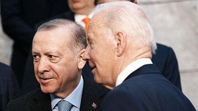 Americký prezident Joe Biden (vpravo) se zdraví s tureckým prezidentem Recepem Erdoganem na summitu NATO v Bruselu (24. března 2022)