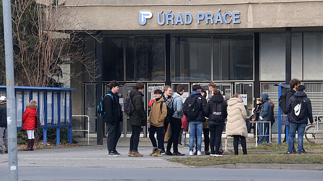 Prvn uprchlci z Ukrajiny pichzej hledat prci na ad prce v Olomouci.