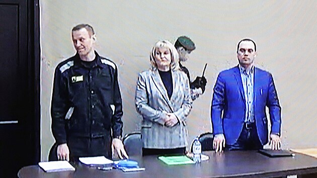 Rusk opozin vdce Alexej Navalnyj a jeho prvnci bhem soudnho jednn v npravn trestaneck kolonii ve mst Pokrov (22. bezna 2022)