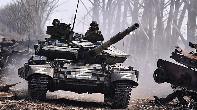 Bojovnci samozvan Donck lidov republiky v tanku T-72 ve vchodoukrajinsk vesnici Stepnoje (20. bezna 2022)