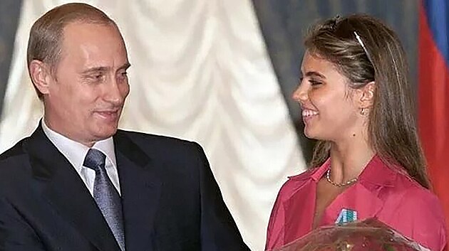 Ruský prezident Vladimir Putin a gymnastka Alina Kabajevová na snímku z roku...