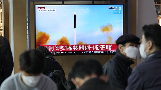 Lid na ndra v jihokorejskm Soulu sleduj televizi, kter ukazuje snmek odplen severokorejsk rakety. (24. bezna 2022)