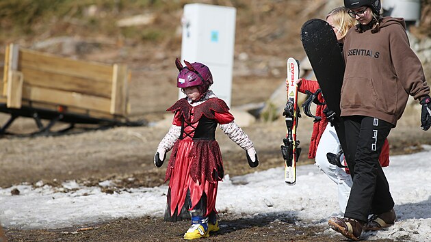 Stylov rozlouen s lyaskou sezonou probhlo v nedli ve skiarelu enek na Jihlavsku. Svah tam bhem karnevalu brzdili lyai v maskch.