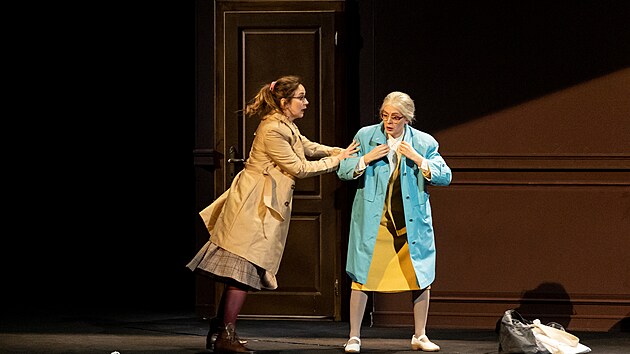 Svtlana Aksenova (Grete) a Daria Rositskaja (Star ena) v opee Franze Schrekera Vzdlen zvuk ve Sttn opee