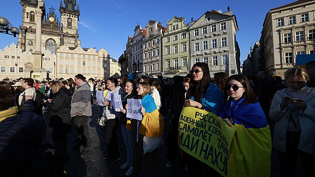 Lidé na Staroměstském náměstí sledují přímý přenos benefičního koncertu Zachraňme Ukrajinu. (27. března 2022)