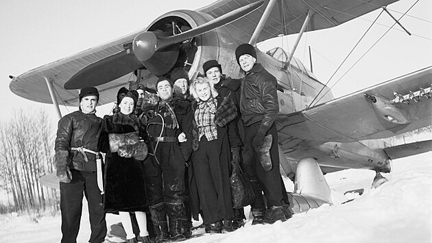 Zimn vlka. Skupina esti pilot ze vdsk dobrovolnick leteck jednotky F 19 krtce ped pesunem do Finska. Sthaka za skupinou je typu Gloster Gladiator.
