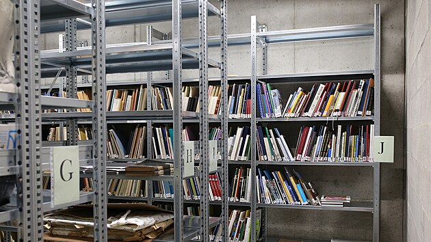 V budov� je kv�li spr�vn�mu ulo�en� archivn�ch materi�l� pou�it modern� klimatiza�n� syst�m.