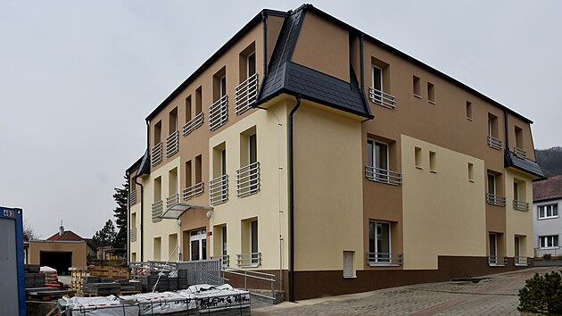 Bývalý hotel Horal v Krupce. Nově jsou v něm byty pro seniory. Rekonstrukce vyšla na více než 42 milionů korun.