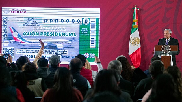 Prezident Lpez Obrador sv letadlo poskytl jako hlavn cenu v tombole. Nakonec ho nikdo nevyhrl. (28. ledna 2020)