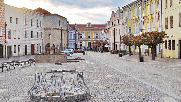 Slavonice dnes leží stranou všech hlavních cest, městské jádro se dvěma náměstími a nádhernými renesančními domy však patří k nejhezčím v zemi. Koronavirová omezení poskytla vzácnou příležitost pořídit snímek náměstí Míru prakticky bez lidí.