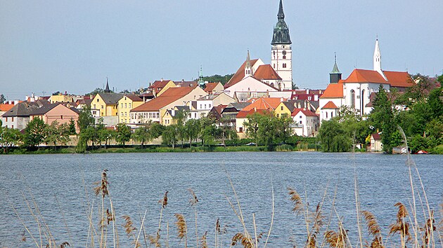 Pohled na Jindřichův Hradec od jihovýchodu přes rybník Vajgar
