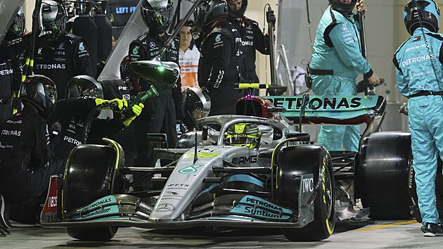Lewis Hamilton se svým mercedesem v boxech během Velké ceny Bahrajnu