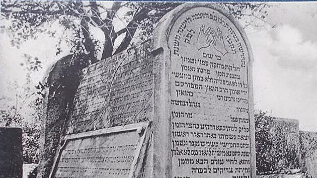 Pohlednice, kter vyobrazuje hrob rabna acha, byla vytitna nejsp ve 20. letech minulho stolet.