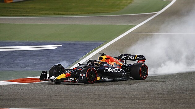 Max Verstappen probrzdil prvn zatku ve Velk cen Bahrajnu v souboji s Charlesem Leclercem.