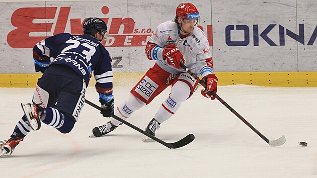 4. zpas tvrtfinle play off hokejov extraligy, Vtkovice - Tinec. Michal Kovak z Tince a Vojtch Lednick z Vtkovic (vlevo)