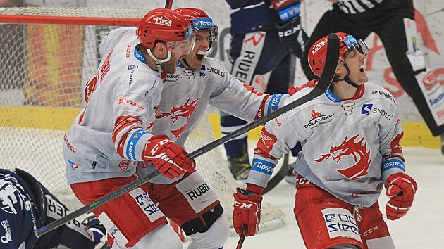 4. z�pas �tvrtfin�le play off hokejov� extraligy, V�tkovice - T�inec. Michal Kova���k (87) z T�ince se raduje z g�lu, kter�m vyrovnal na 1:1. Ond�ej Kova���k z T�ince (uprost�ed) slav� s bratrem.