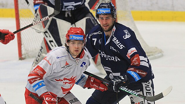4. zpas tvrtfinle play off hokejov extraligy, Vtkovice - Tinec. Tobias Lindberg z Vtkovic a Michal Kovak z Tince (vlevo)