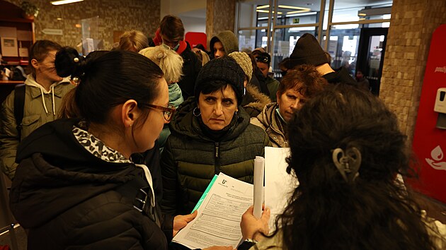 Uprchlíci z Ukrajiny čekají před Úřadem práce na Praze 4 Novodvorská. (21. března 2022)