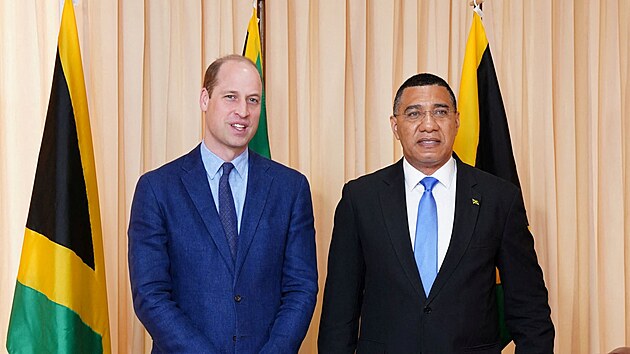 Jamajský premiér Andrew Holness při setkání s britským princem Williamem a jeho manželkou vévodkyní Kate. (23. března 2022)