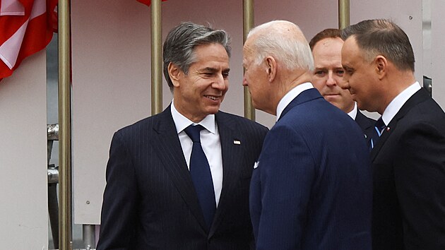 Americk prezident Joe Biden, americk ministr zahrani Antony Blinken a polsk prezident Andrzej Duda komunikuj bhem uvtacho ceremonilu ped prezidentskm palcem ve Varav. (26. bezna 2022)