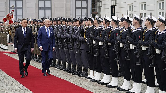 Americk prezident Joe Biden a jeho polsk protjek Andrzej Duda komunikuj bhem uvtacho ceremonilu ped prezidentskm palcem ve Varav (26. bezna 2022)
