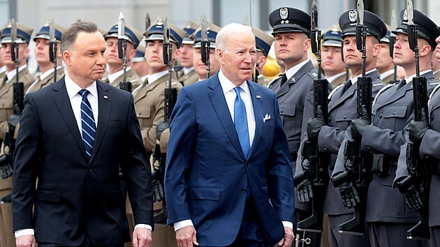 Polsk prezident Andrzej Duda a americk prezident Joe Biden si prohlej estnou str bhem uvtacho ceremonilu ped prezidentskm palcem ve Varav. (26. bezna 2022)