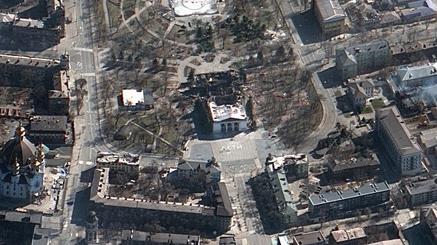 Satelitn snmek spolenosti Maxar ukazuje nsledky nletu na divadlo Mariupol a na oblast kolem nj. (19. bezna 2022)