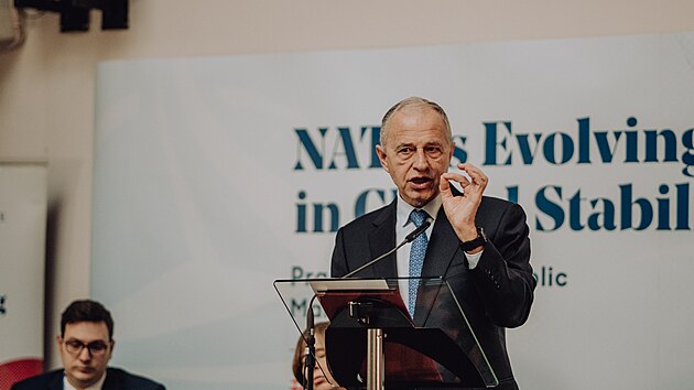 Zástupce šéfa NATO Mircea Geoana během debaty o roli NATO v pražském Cevro institutu (28. Března 2022)