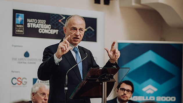 Zástupce šéfa NATO Mircea Geoana během debaty o budoucí roli NATO v pražském Cevro institutu (28. Března 2022)