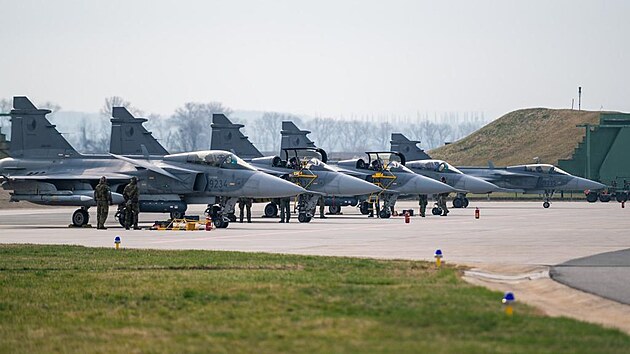 Letouny Gripen odlétají z mateřské čáslavské základny na čtyřměsíční misi v Pobaltí.