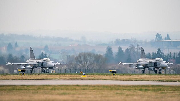 Letouny Gripen odlétají z mateřské čáslavské základny na čtyřměsíční misi v Pobaltí.