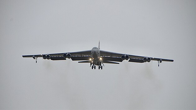 Bombardér B-52 pouila americká armáda k testu hypersonické stely. (17.3.2022)