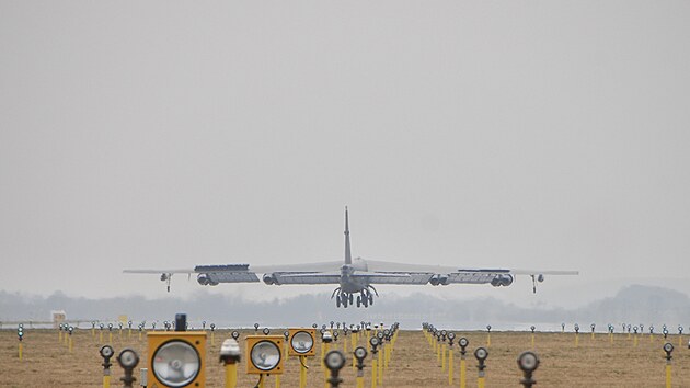 Americký bombardér B-52 na letišti v Mošnově (29.3.2022)