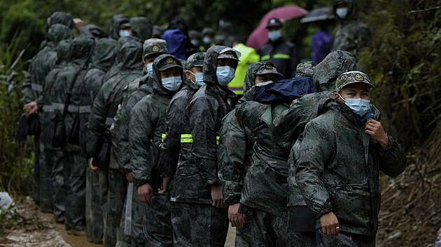 Vojáci stojí na místě havárie letu 5735 společnosti China Eastern, hledají černou skříňku. (čtvrtek 24. března 2022)