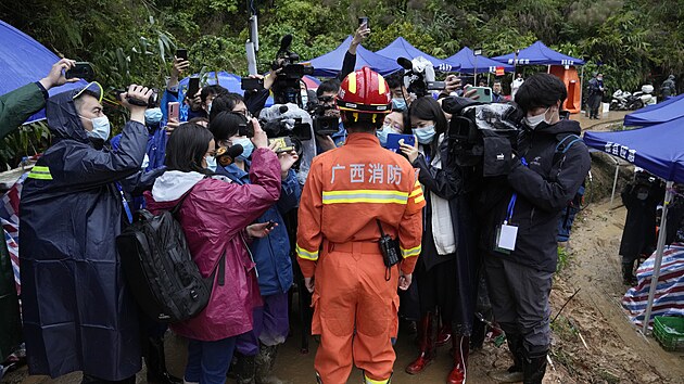 Záchranný tým na místě havárie letu 5735 společnosti China Eastern. Z pasažérů nikdo nepřežil. (čtvrtek 24. března 2022)