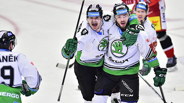 Hokejist Mlad Boleslavi se raduj ze vstelen branky.