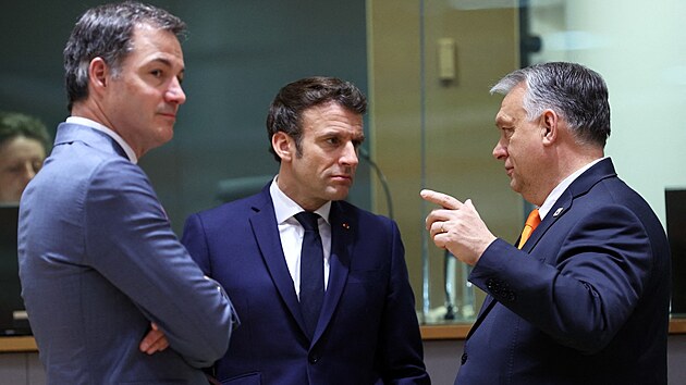 V Bruselu pokrauj tk jednn ldr EU o energich. Na snmku belgick premir Alexander De Croo, francouzsk prezident Emmanuel Macron a maarsk premir Viktor Orbn. (25. bezna 2022)