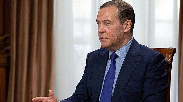 Bval rusk prezident Dmitrij Medvedv v rozhovoru s agenturou RIA Novosti tvrd zatoil na rusk zrdce neboli kritiky rusk invaze na Ukrajin.