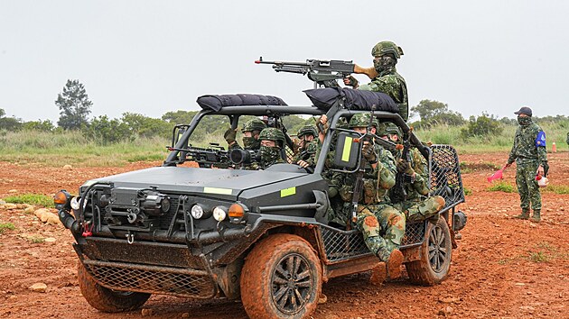 Cvi�en� tchajwansk�ch voj�k� na obranu proti mo�n� invazi ��ny. Rusk� vp�d na Ukrajinu vyvolal obavy, �e Peking krize vyu�ije k n�siln�mu �sjednocen� ostrova s pevninou. (25. b�ezna 2022)